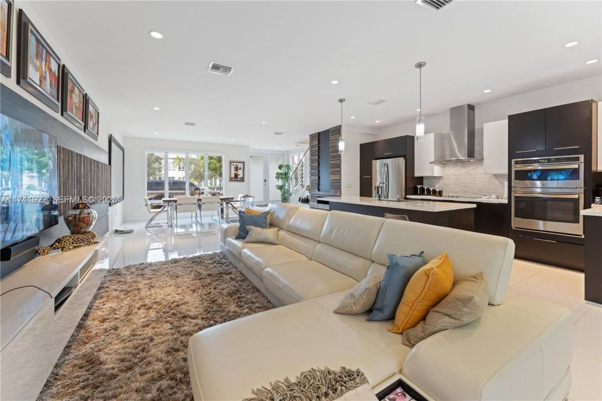 Townhouse for rent at 6313 NW 104th Path, Miami, FL 33178