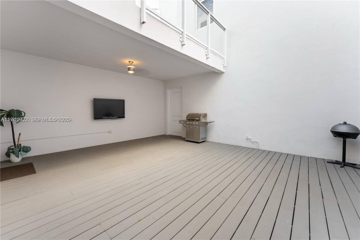 Townhouse for rent at 6313 NW 104th Path, Miami, FL 33178