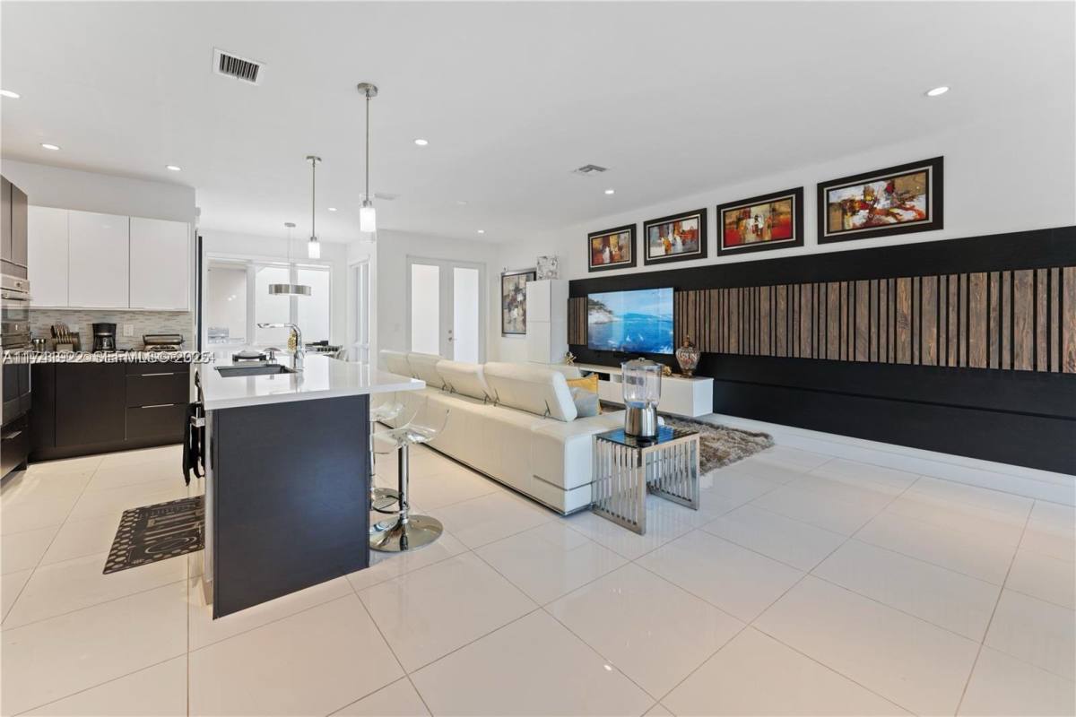 Townhouse for rent at 6313 NW 104th Path, Miami, FL 33178