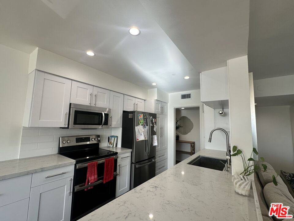 Apartment for rent at 451 S Barrington Ave #202, Los Angeles, CA 90049