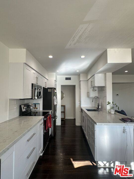 Apartment for rent at 451 S Barrington Ave #202, Los Angeles, CA 90049