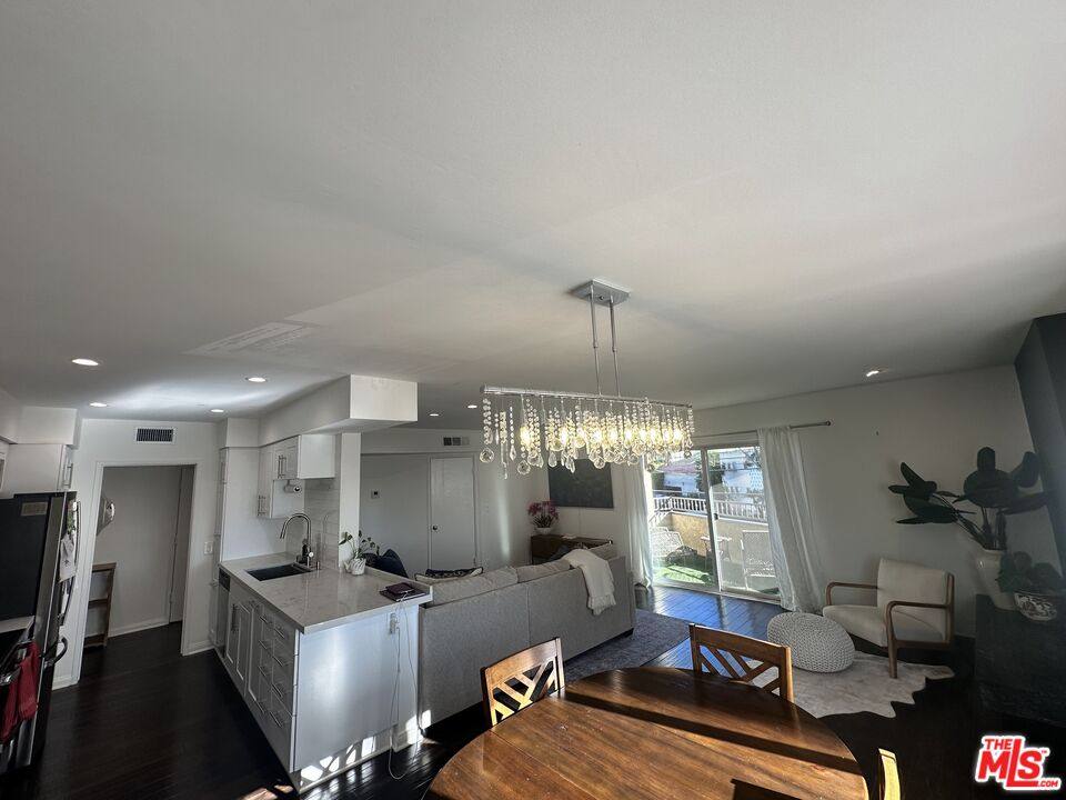 Apartment for rent at 451 S Barrington Ave #202, Los Angeles, CA 90049