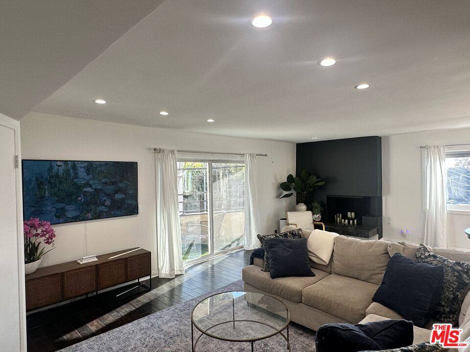 Apartment for rent at 451 S Barrington Ave #202, Los Angeles, CA 90049