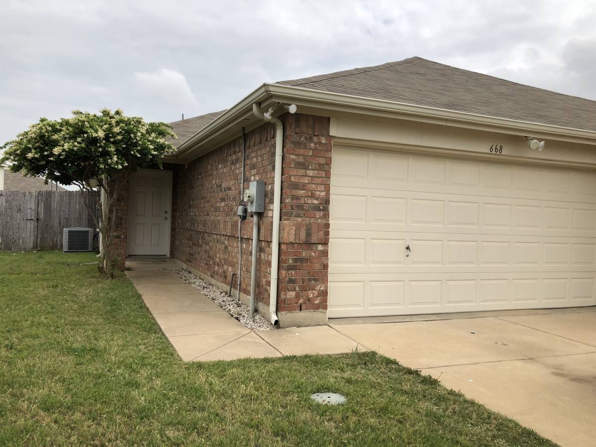 Townhouse for rent at 668 Stern Dr, Crowley, TX 76036