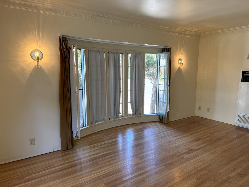 Apartment for rent at 5400 Franklin Ave, Los Angeles, CA 90027