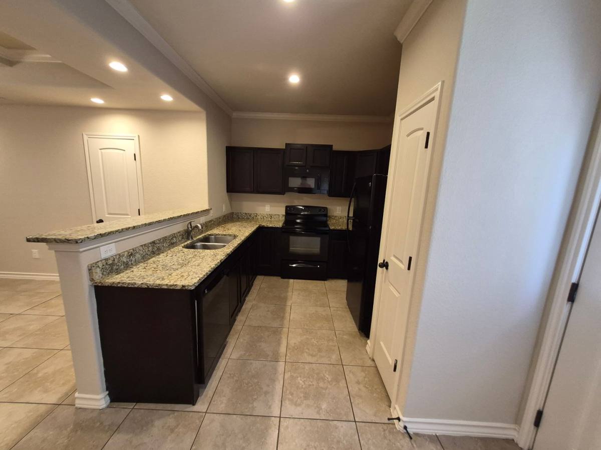 Townhouse for rent at 6618 Arancione Ave, San Antonio, TX 78233