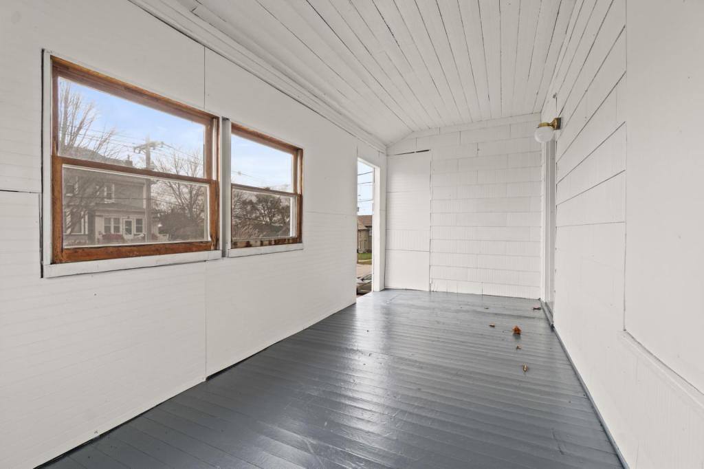 Apartment for rent at 318 1 2 Pine St, Muscatine, IA 52761