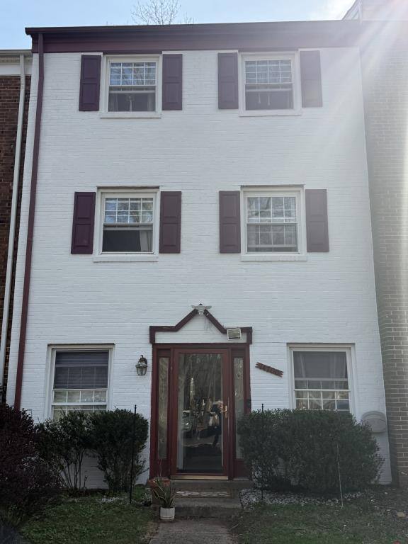 Townhouse for rent at 14700 Cardigan Square, Centreville, VA 20120