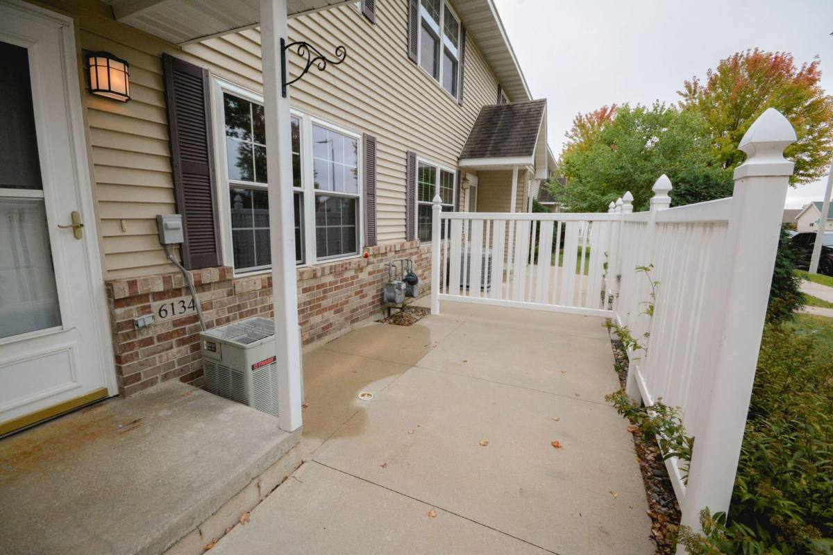 Townhouse for rent at 6134 S Pointe Dr SW, Rochester, MN 55902