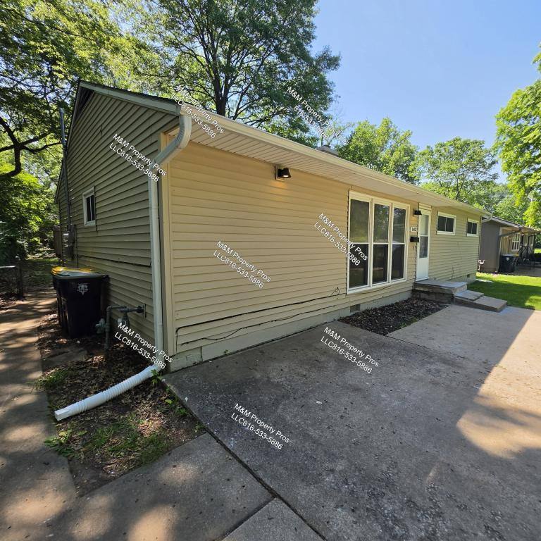 House for rent at 11421 Manchester Ave, Kansas City, MO 64134