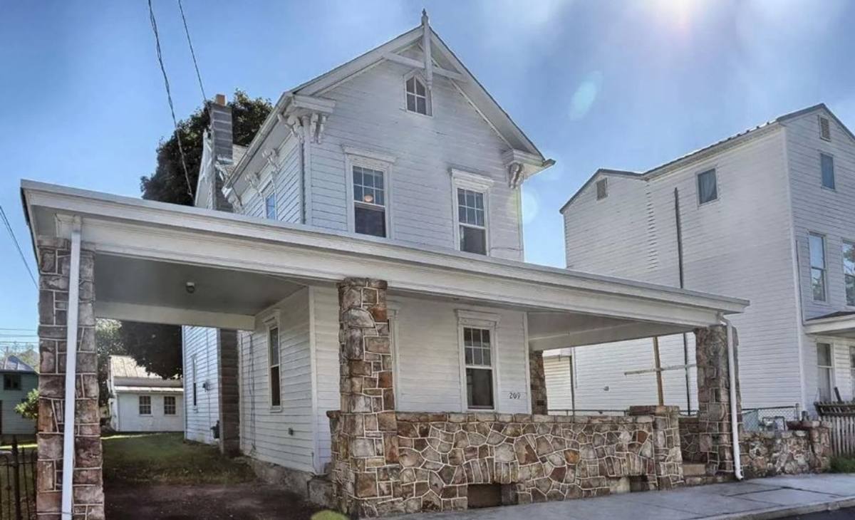 House for rent at 209 S Washington St, Mechanicsburg, PA 17055