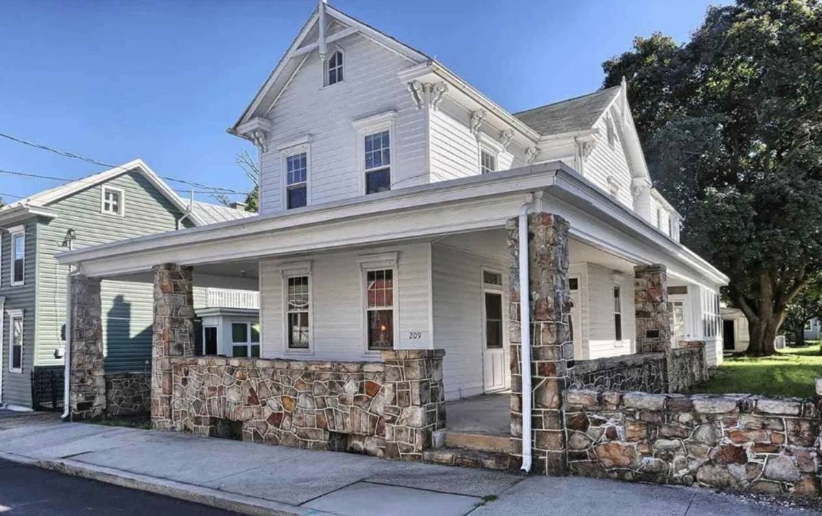 House for rent at 209 S Washington St, Mechanicsburg, PA 17055