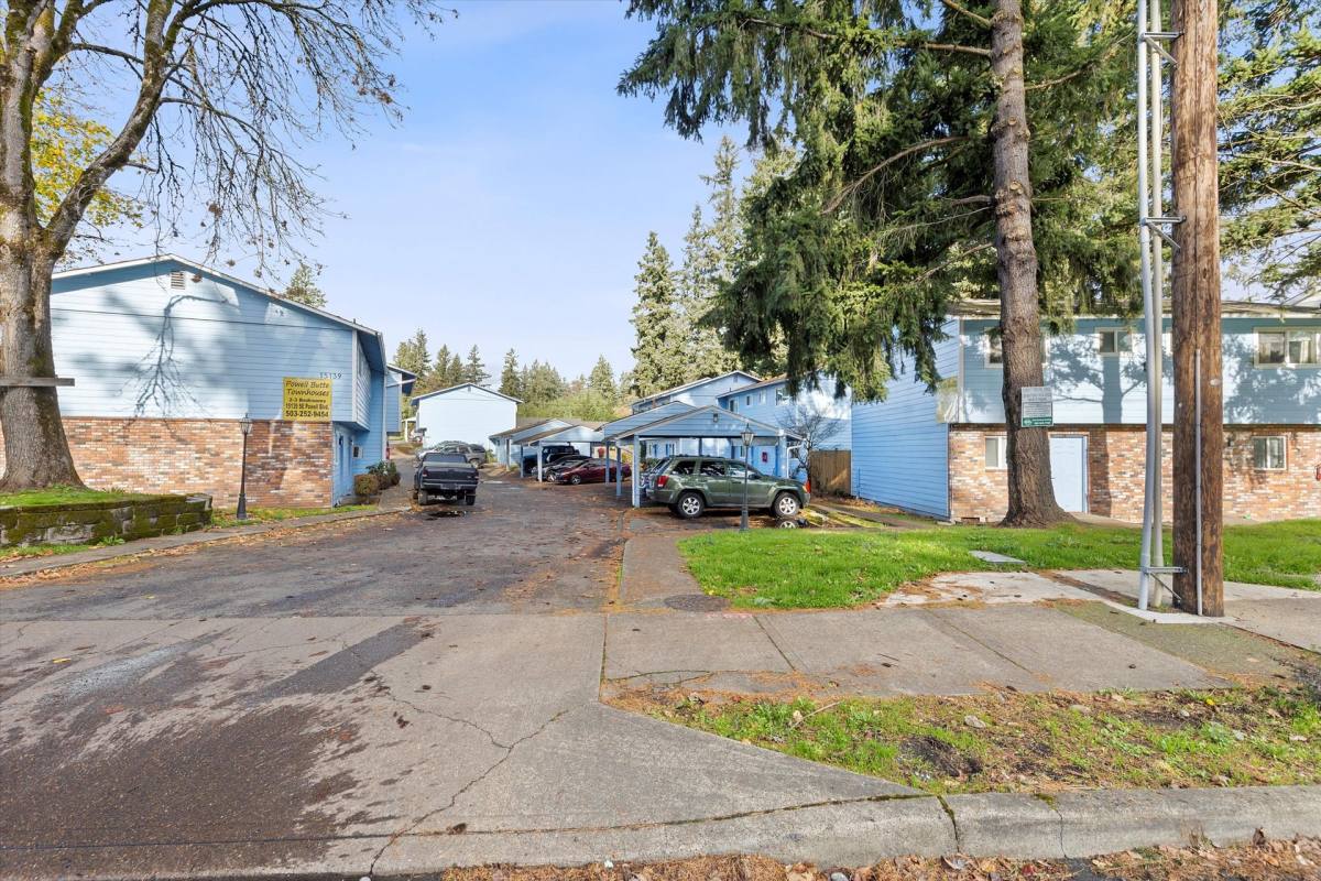 Townhouse for rent at 15139 SE Powell, Portland, OR 97236
