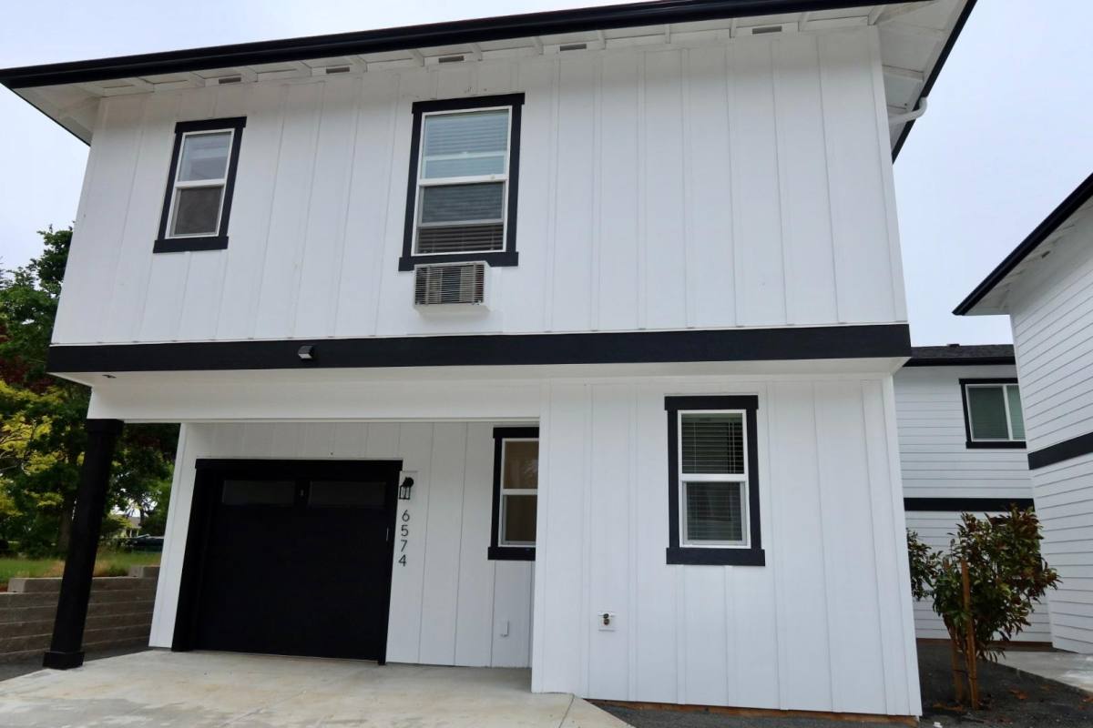 Apartment for rent at 723 Elkins Way SE, Salem, OR 97306
