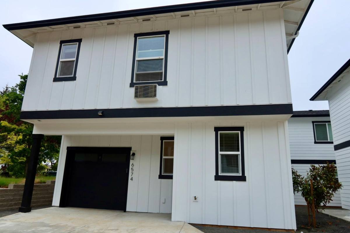 Apartment for rent at 723 Elkins Way SE, Salem, OR 97306