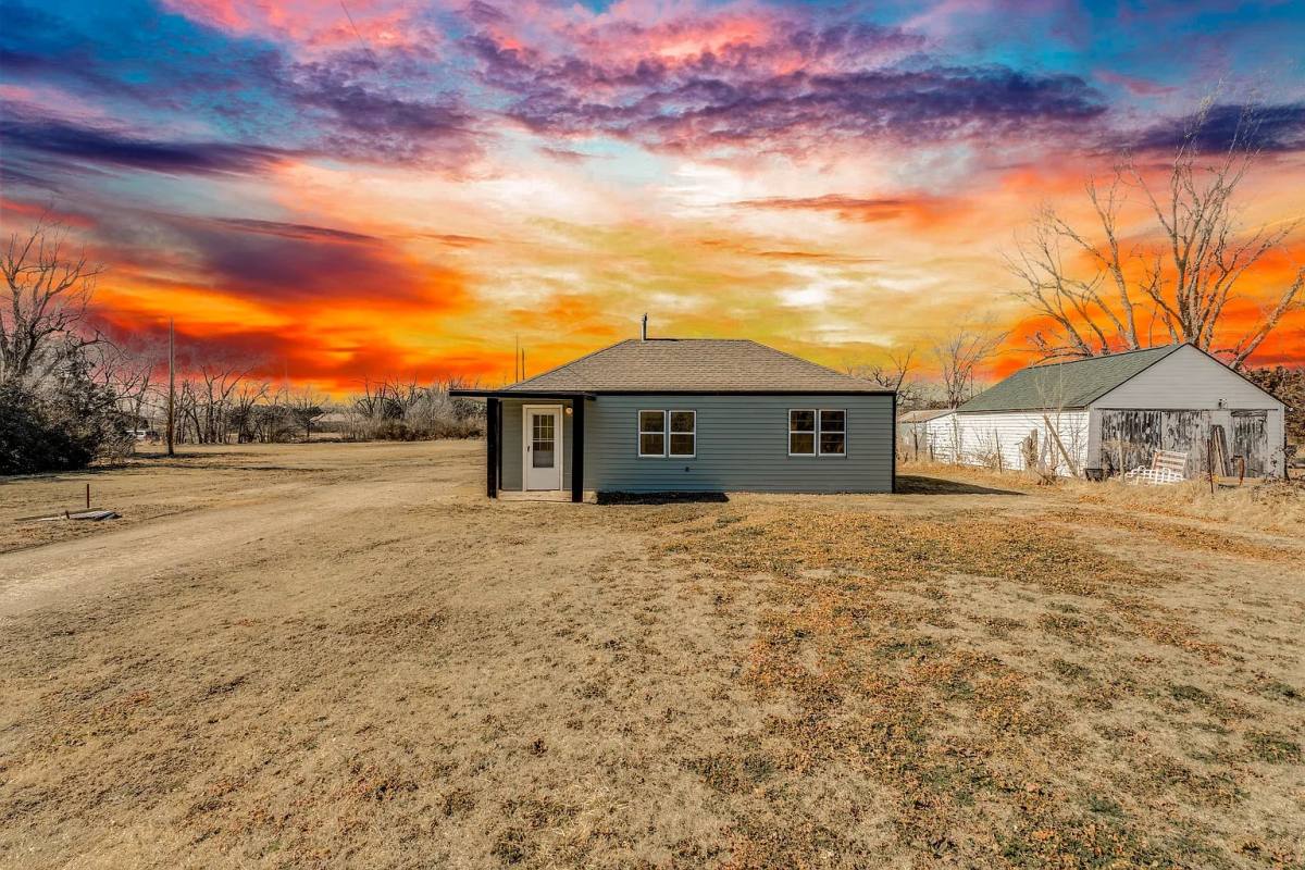 House for rent at 1319 Arthur St, Hutchinson, KS 67501