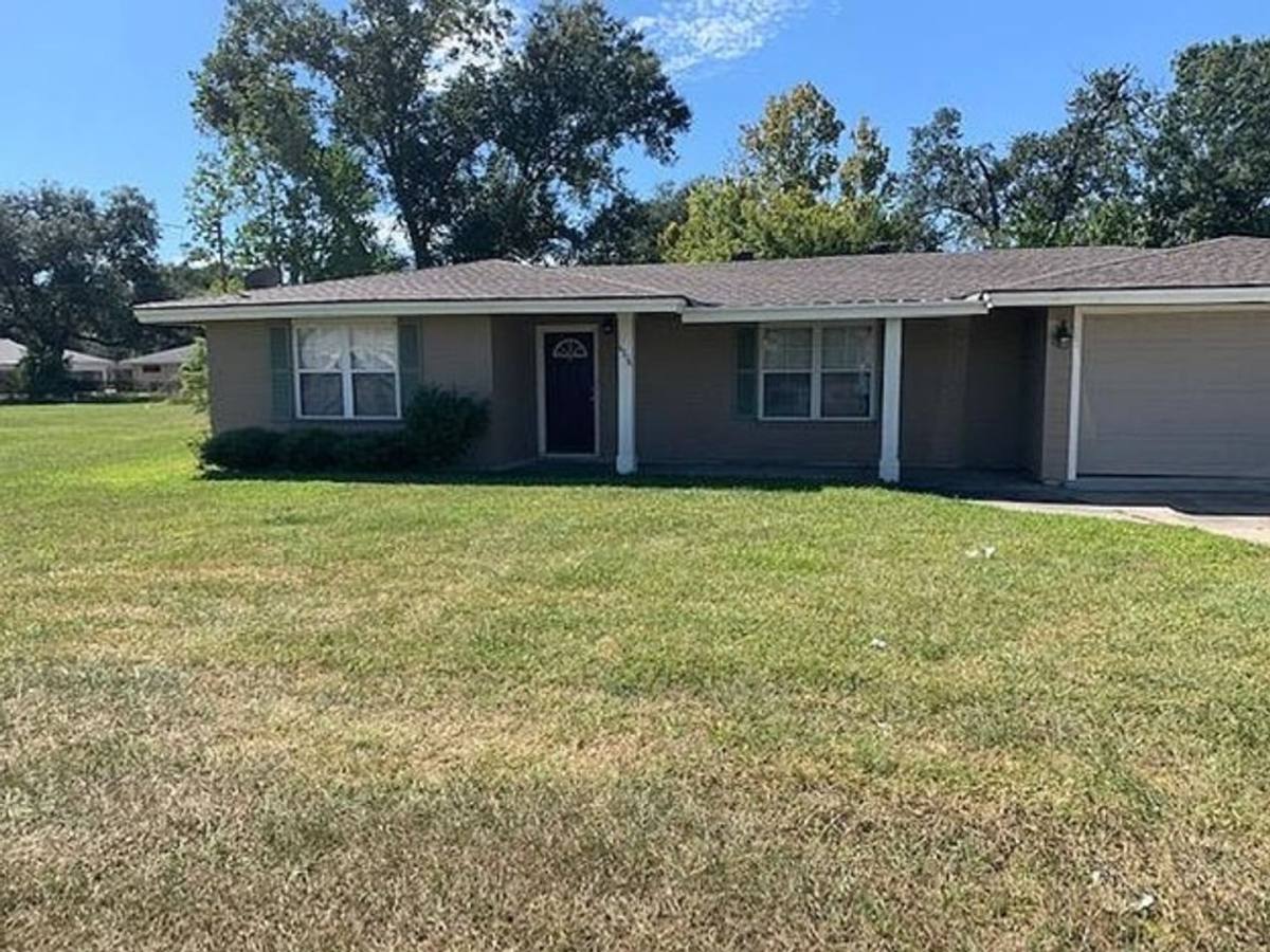 House for rent at 4906 Common St, Lake Charles, LA 70607