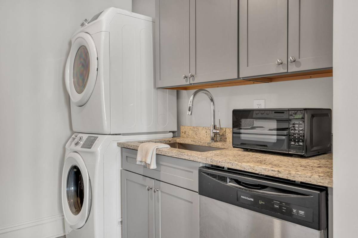 Townhouse for rent at 331 Decatur St #3B, New Orleans, LA 70130