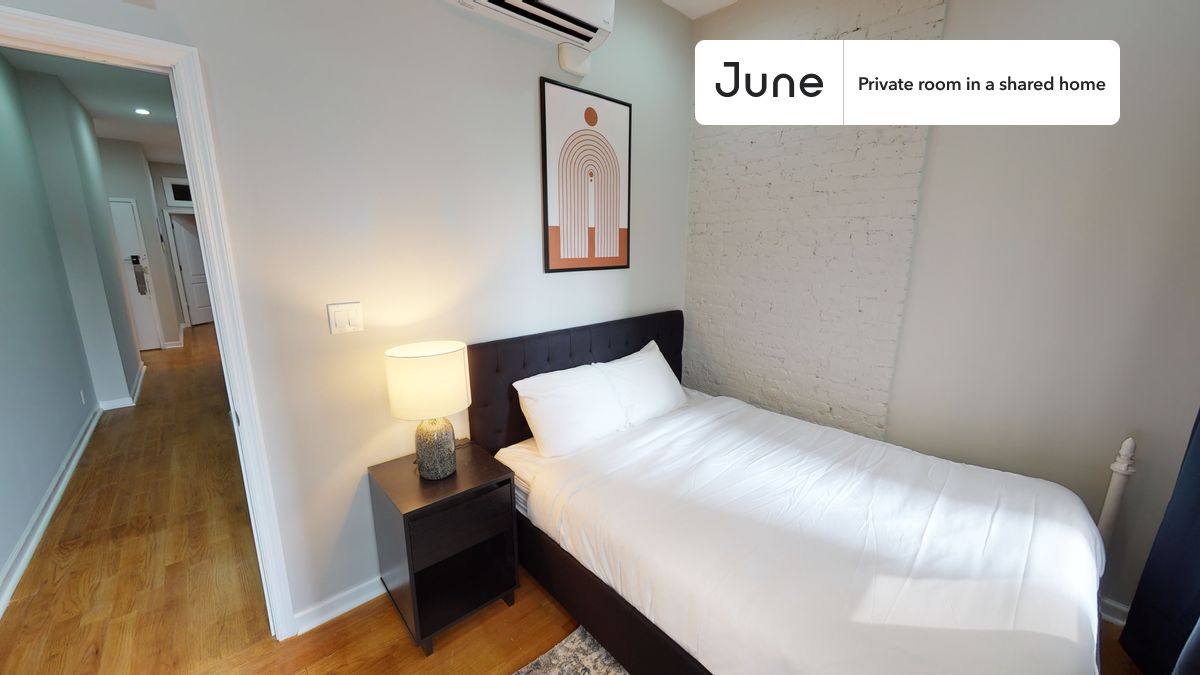 Apartment for rent at 208 E 95th St, New York, NY 10128