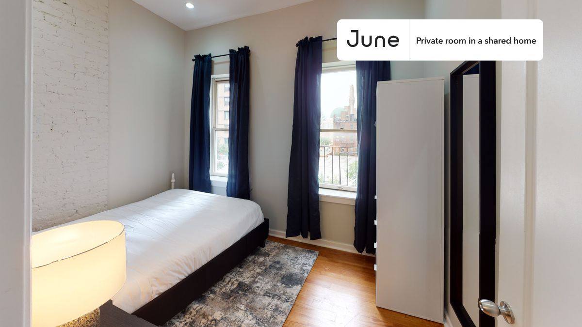 Apartment for rent at 208 E 95th St, New York, NY 10128