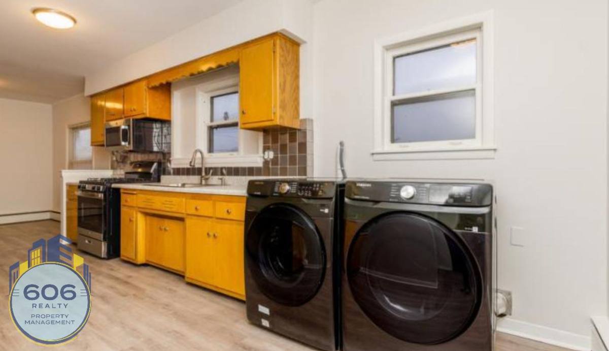 Apartment for rent at 5565 W 95th St, Oak Lawn, IL 60453