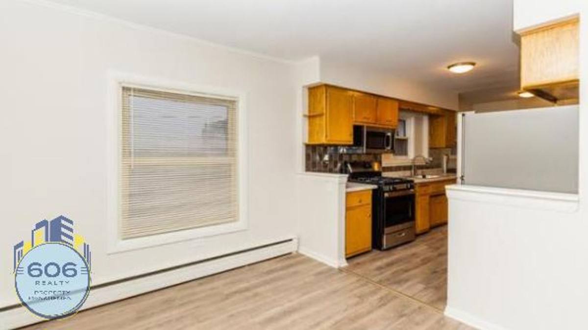 Apartment for rent at 5565 W 95th St, Oak Lawn, IL 60453
