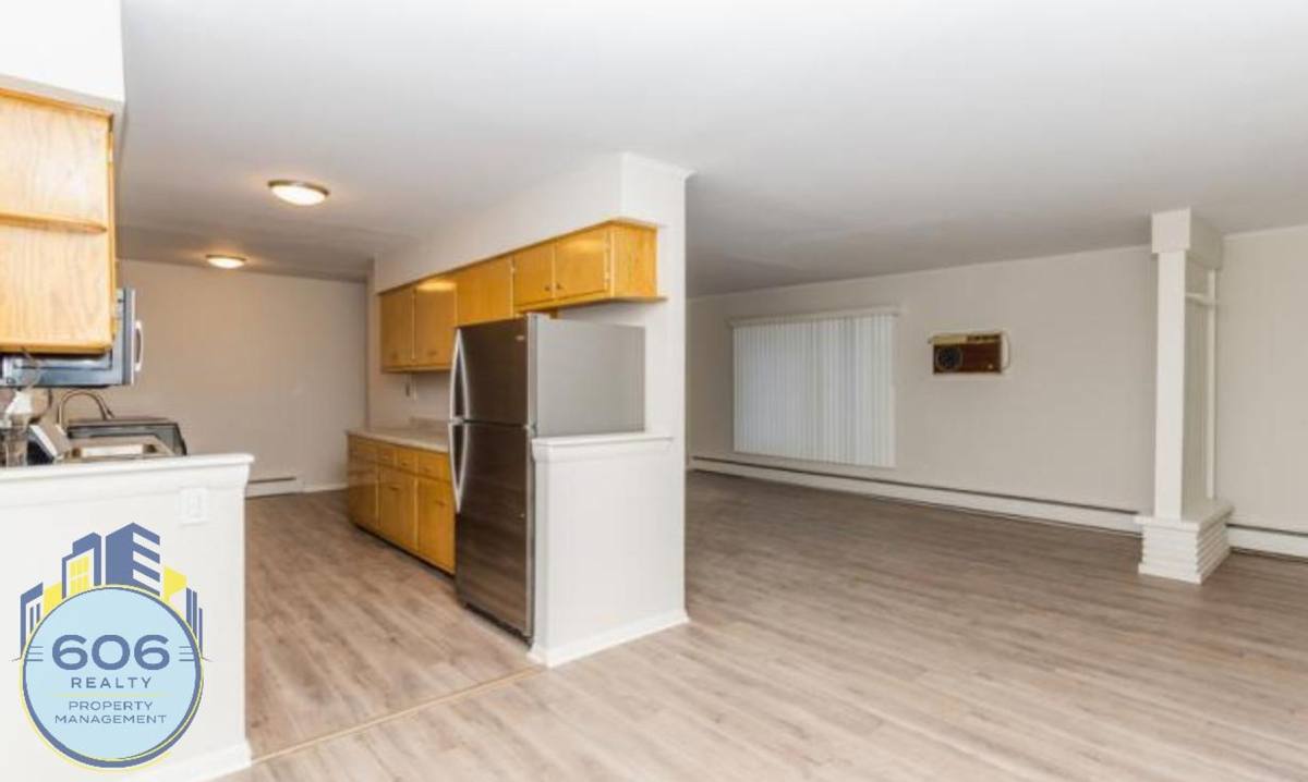 Apartment for rent at 5565 W 95th St, Oak Lawn, IL 60453