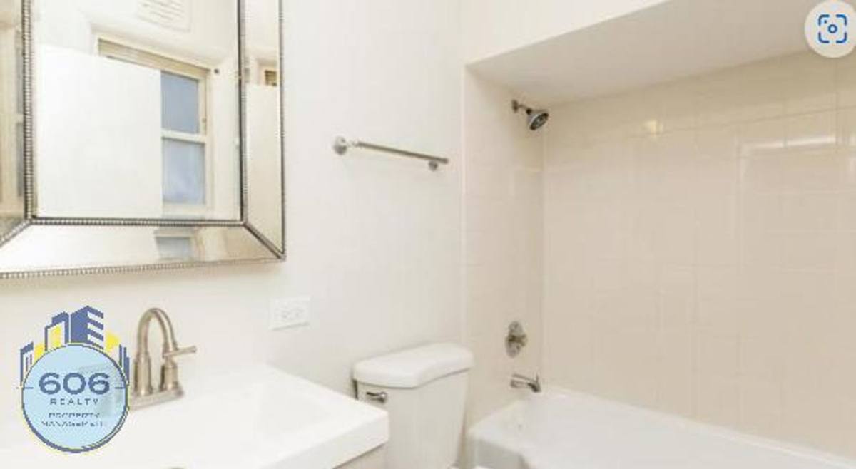 Apartment for rent at 5565 W 95th St, Oak Lawn, IL 60453