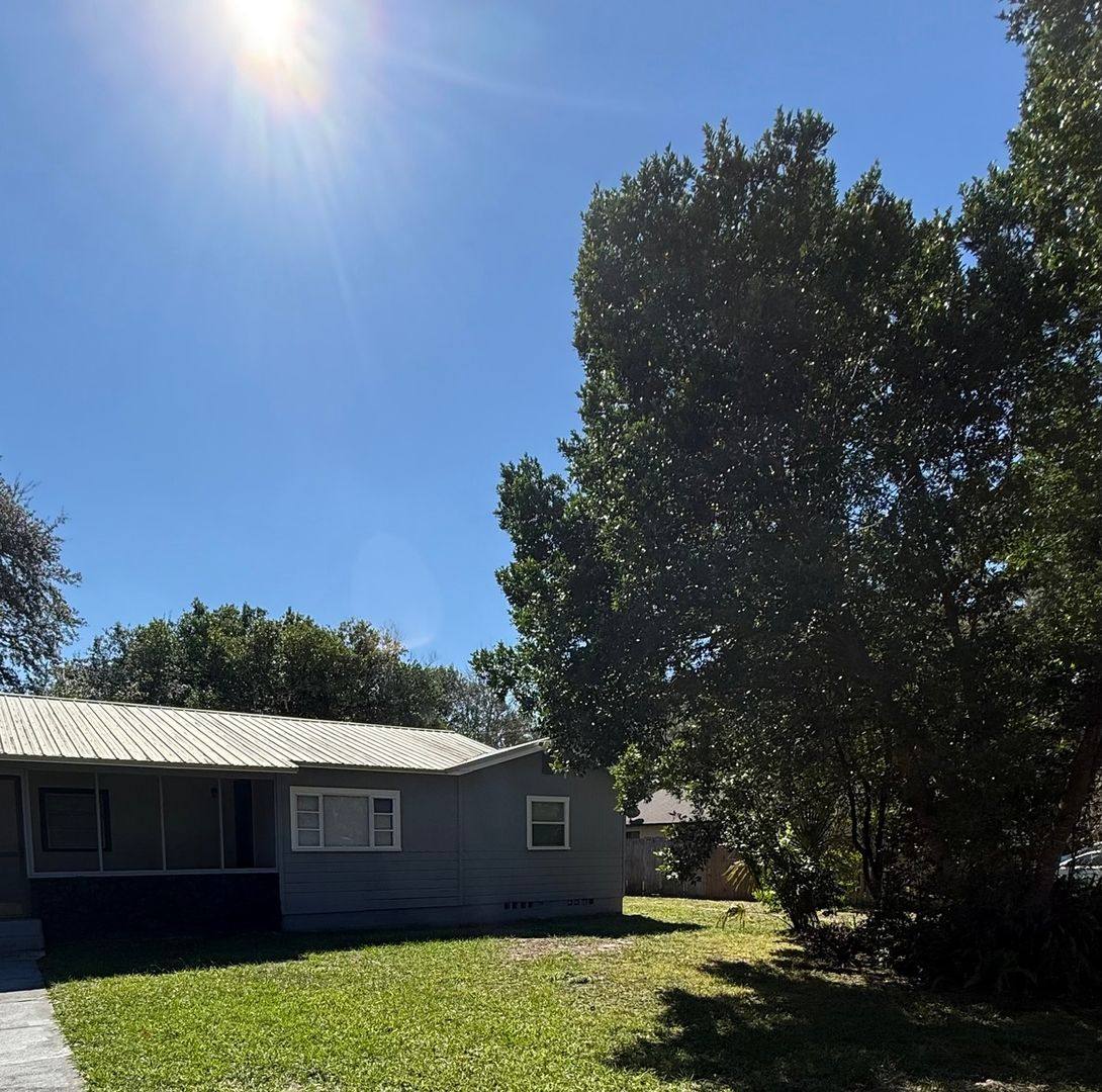 Townhouse for rent at 1618 Magnolia Ave, Deland, FL 32724