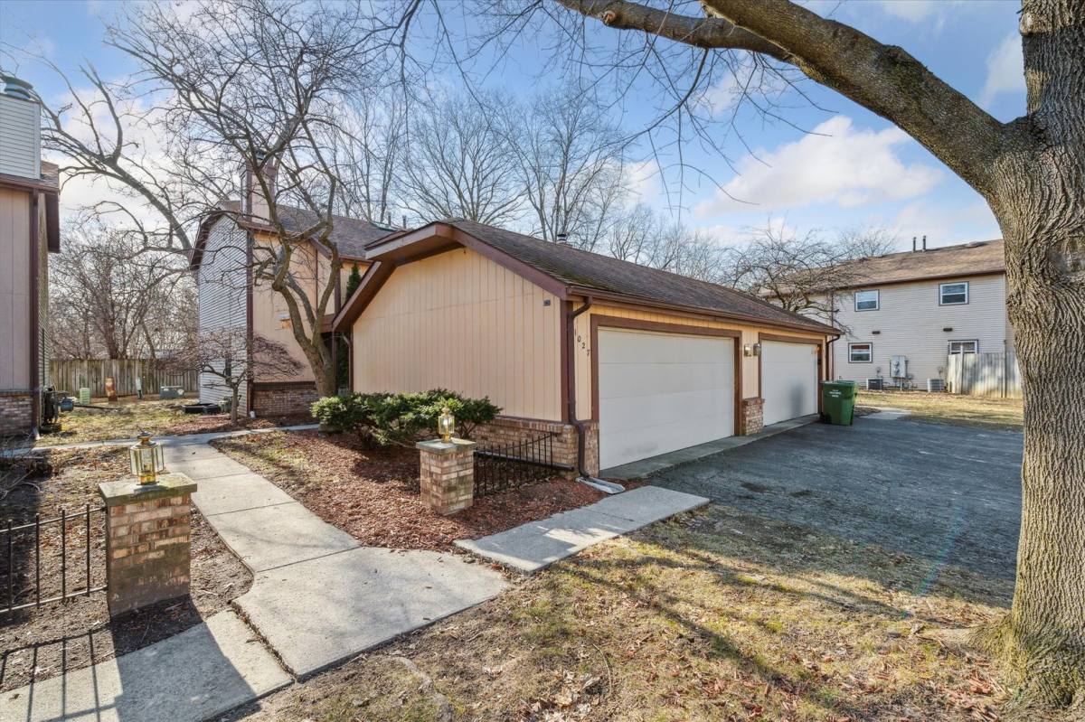 Apartment for rent at 1027-1029 Valley Side Dr, Maumee, OH 43537