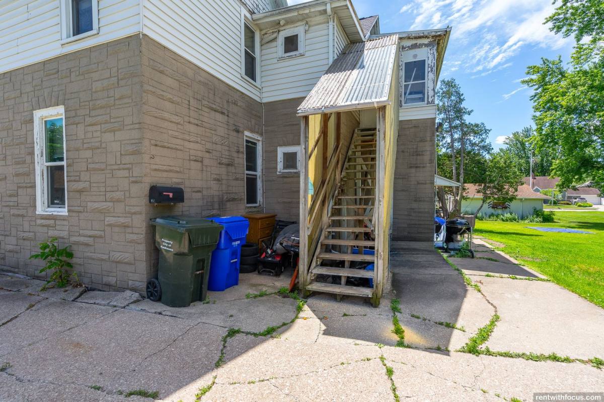 Apartment for rent at 1111 Oviatt St, Kaukauna, WI 54130