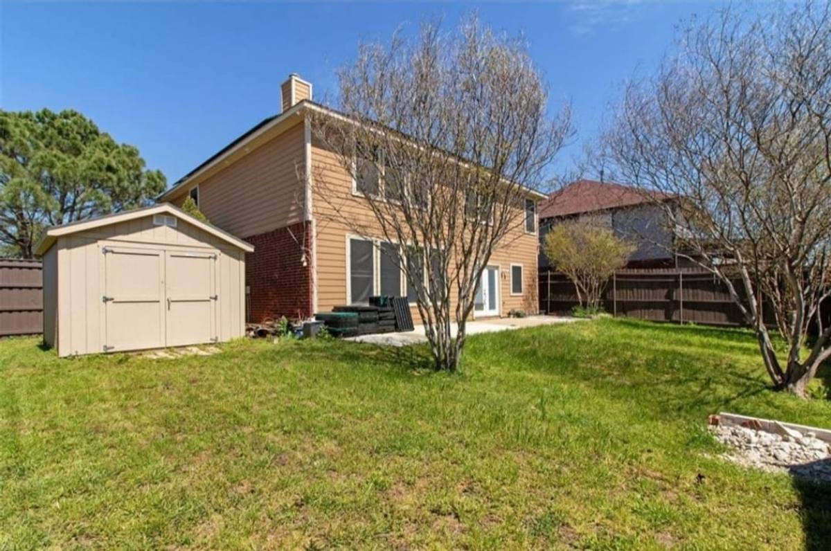 House for rent at 722 Gillon Dr, Arlington, TX 76001