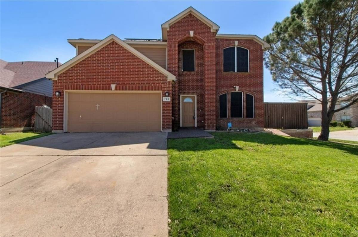 House for rent at 722 Gillon Dr, Arlington, TX 76001