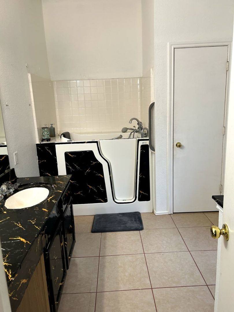 House for rent at 722 Gillon Dr, Arlington, TX 76001