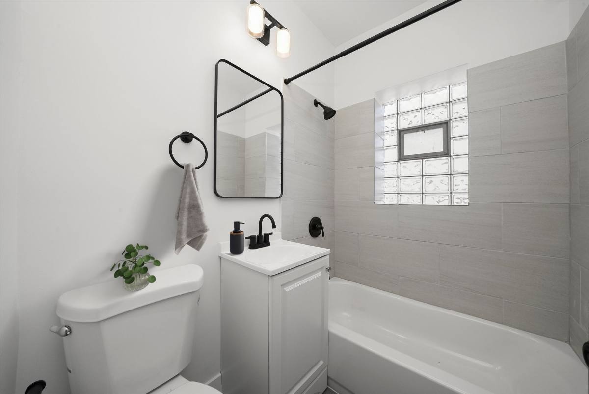 Apartment for rent at 1716 W N Shore Ave, Chicago, IL 60626