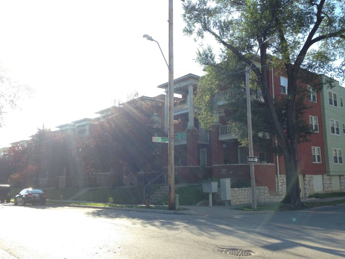Apartment for rent at 209-225 W 38th St, Kansas City, MO 64111