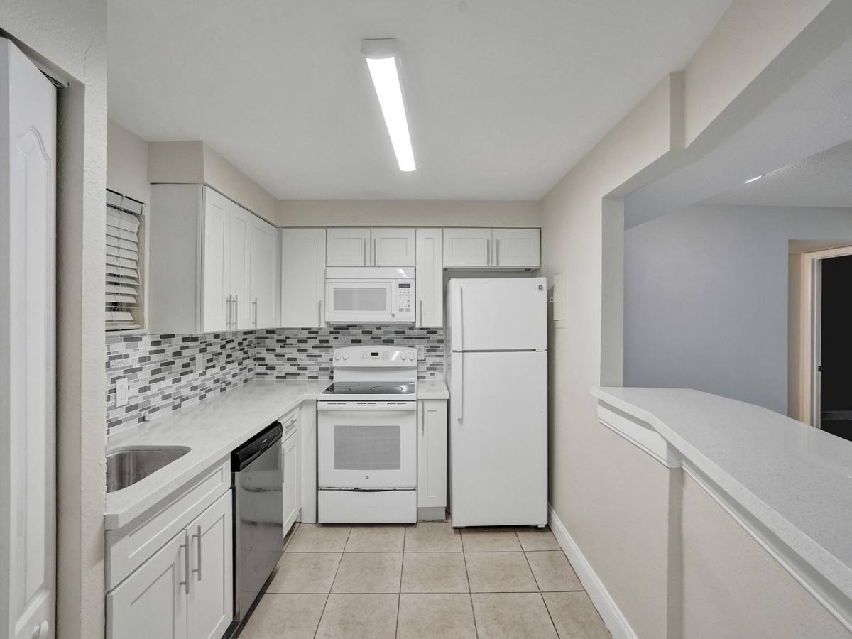 Apartment for rent at 4205 N University Dr, Fort Lauderdale, FL 33351