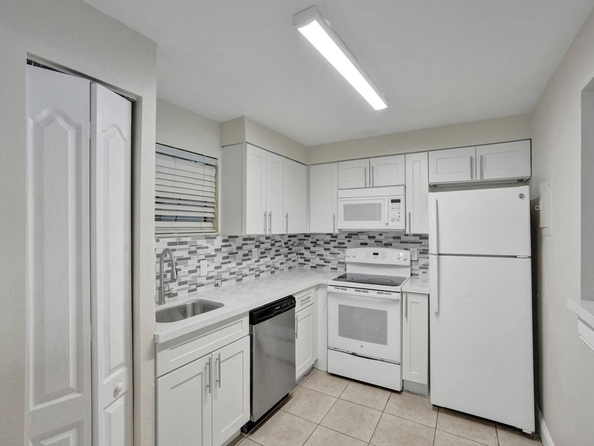 Apartment for rent at 4205 N University Dr, Fort Lauderdale, FL 33351