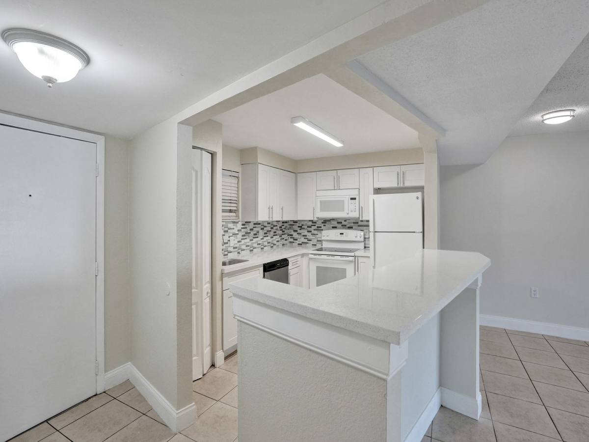 Apartment for rent at 4205 N University Dr, Fort Lauderdale, FL 33351