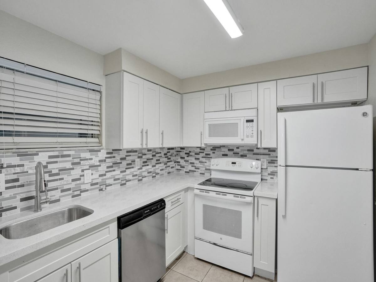 Apartment for rent at 4205 N University Dr, Fort Lauderdale, FL 33351