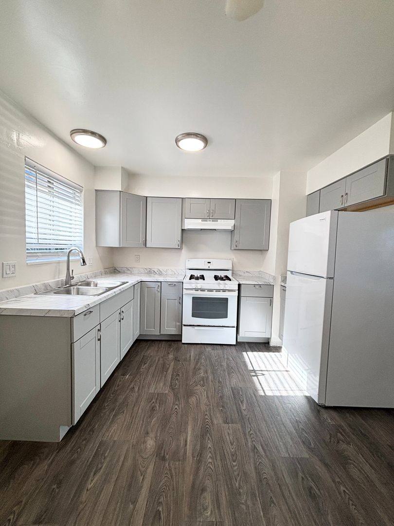 Apartment for rent at 320 & 324 E Pine Ave, Lompoc, CA 93436