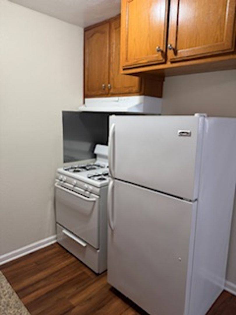 Apartment for rent at 626-632 1 2 Linden Ave, Long Beach, CA 90802