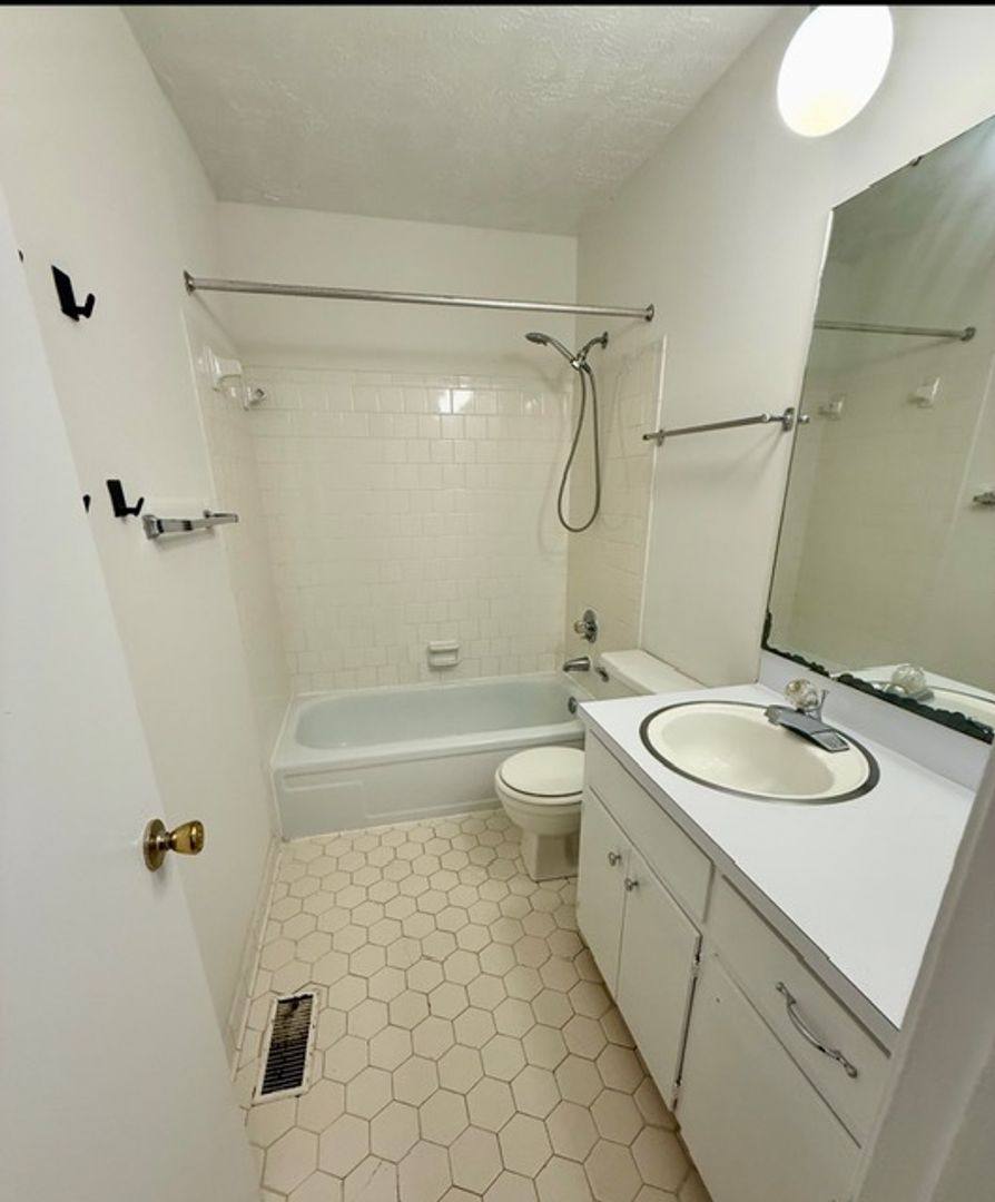 Townhouse for rent at 2066 Rexford Rd, Montgomery, AL 36116