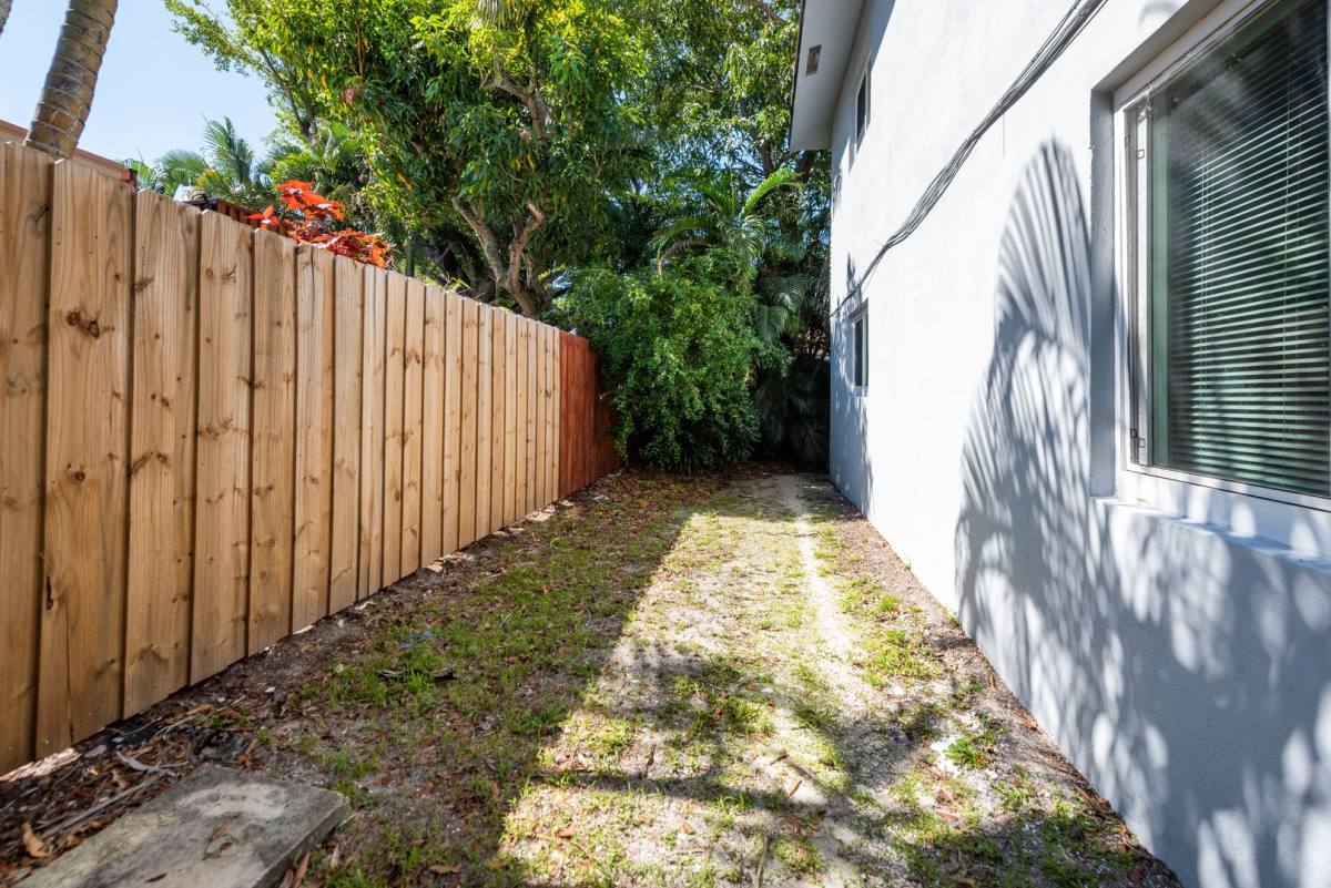 Apartment for rent at 806 NE 16th Place, Fort Lauderdale, FL 33304