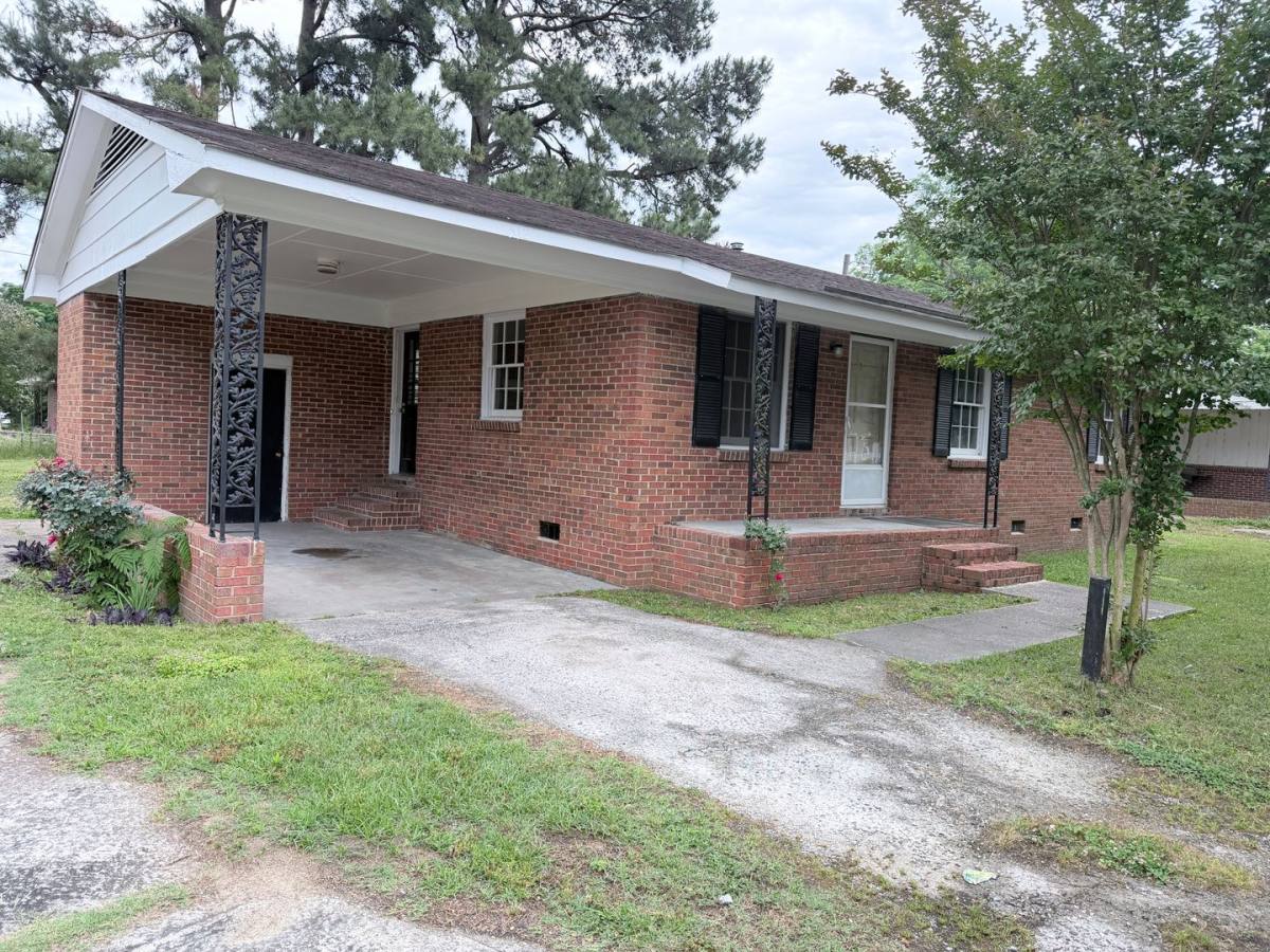 House for rent at 512 Produce Market Rd, Laurinburg, NC 28352