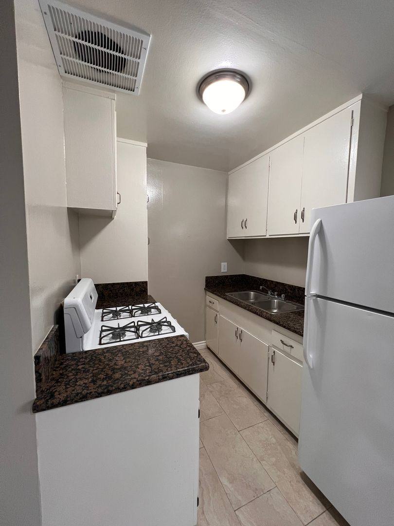 Apartment for rent at 2199 W 26th Place, Los Angeles, CA 90018