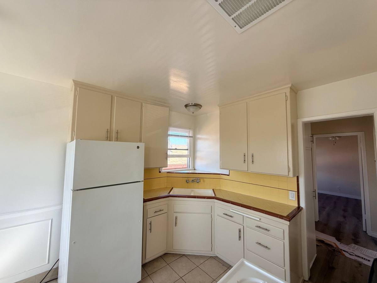 Apartment for rent at 4156 - 4164 Somerset Dr, Los Angeles, CA 90008
