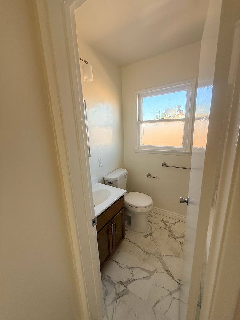 Apartment for rent at 4156 - 4164 Somerset Dr, Los Angeles, CA 90008