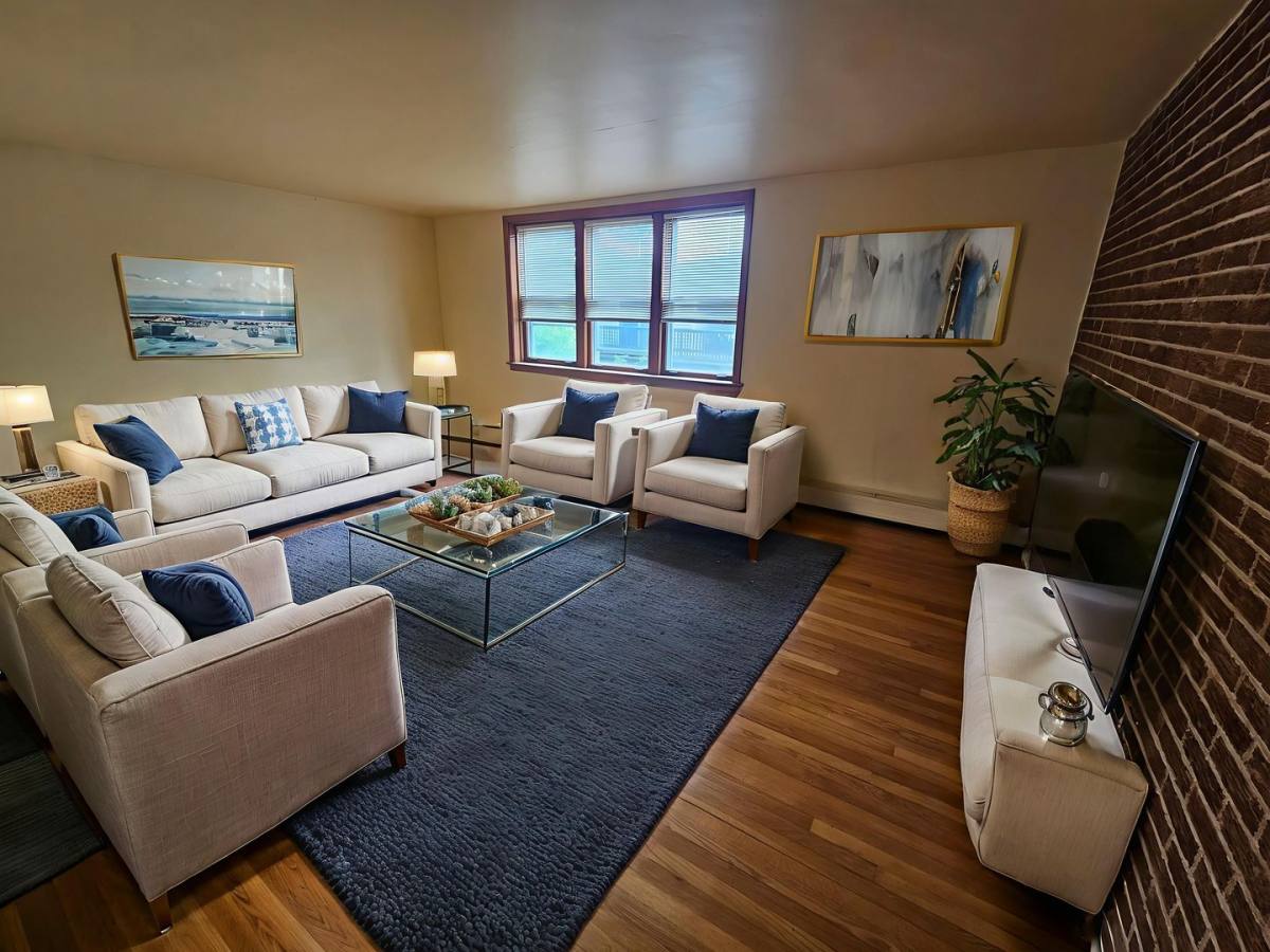 Apartment for rent at 2727 Central St #1S, Evanston, IL 60201