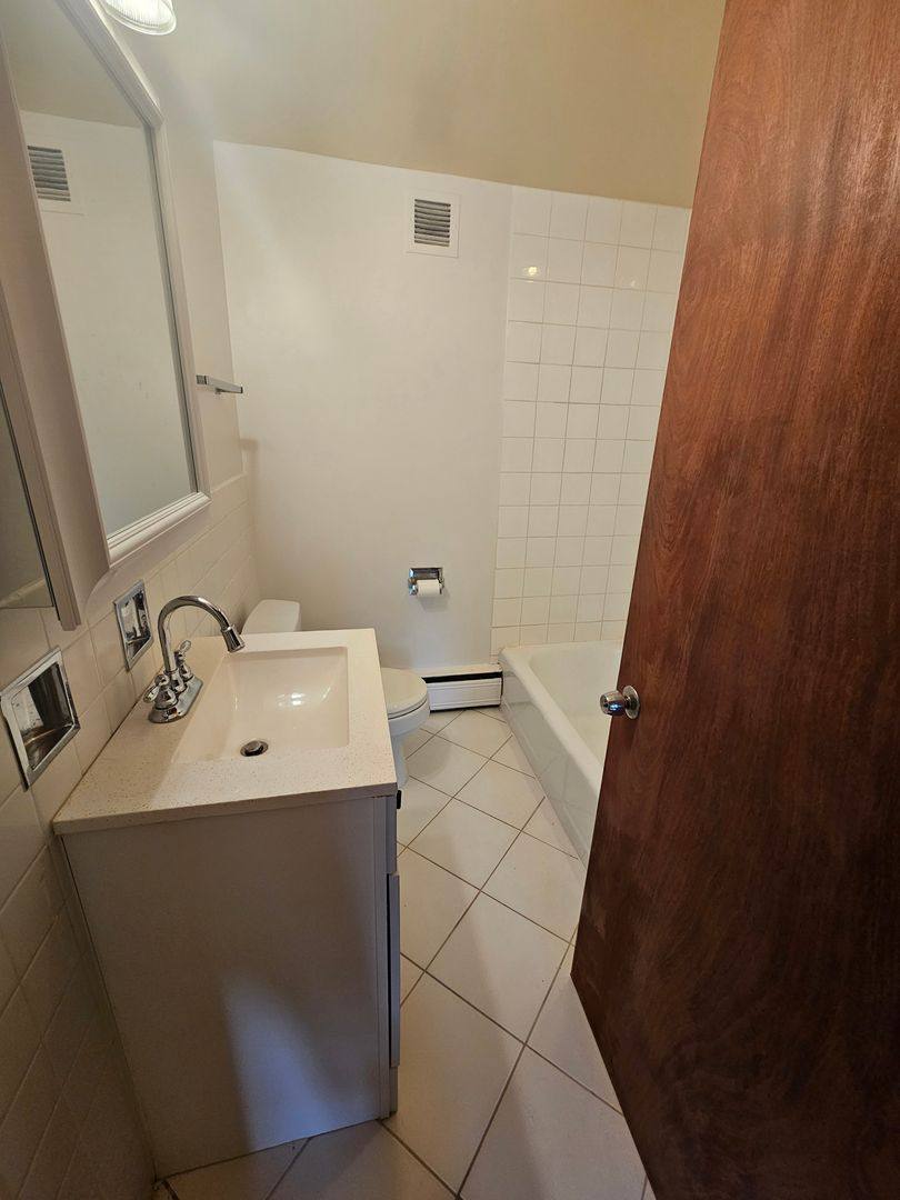 Apartment for rent at 2727 Central St #1S, Evanston, IL 60201